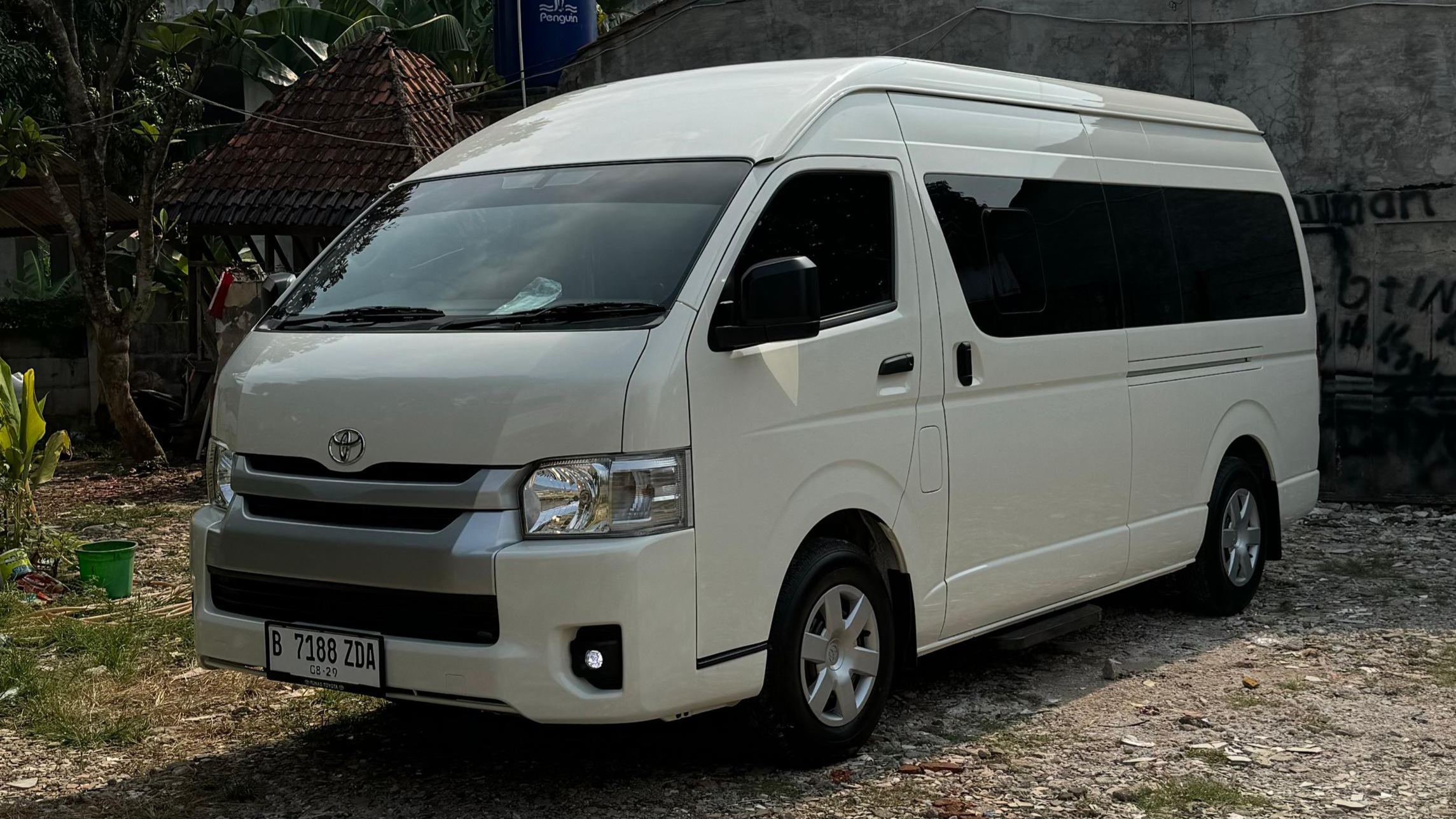 Hiace Commuter 15 seat